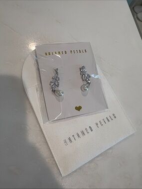 UNTAMED PETALS BY AMANDA JUDGE Silver and Pearl Teardrop Earrings